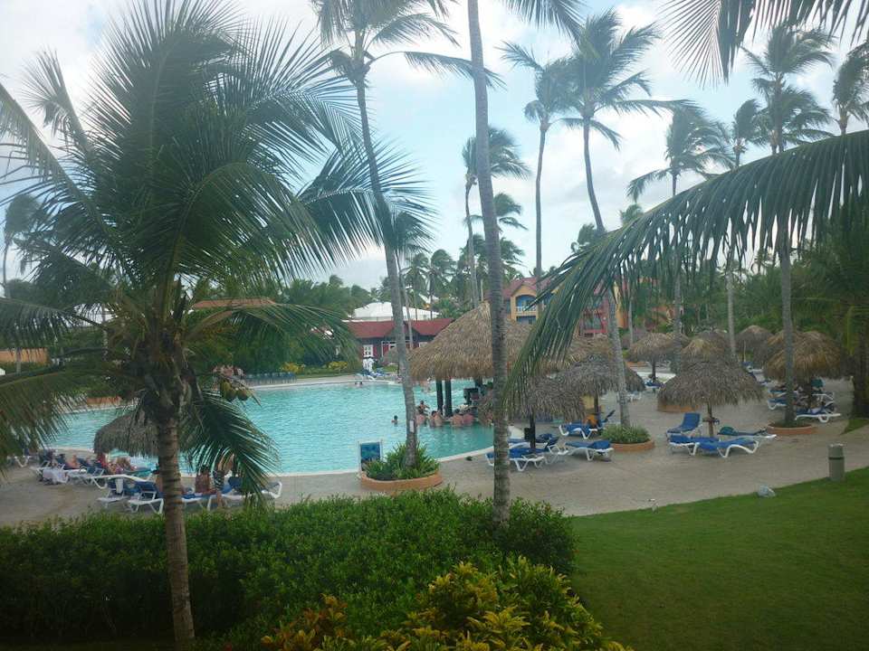 Blick vom Balkon auf den Pool Punta Cana Princess All Suites Resort & Spa