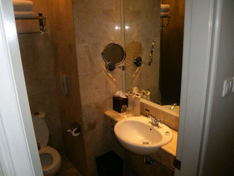 Kleines Bad The Phoenix Hotel Yogyakarta