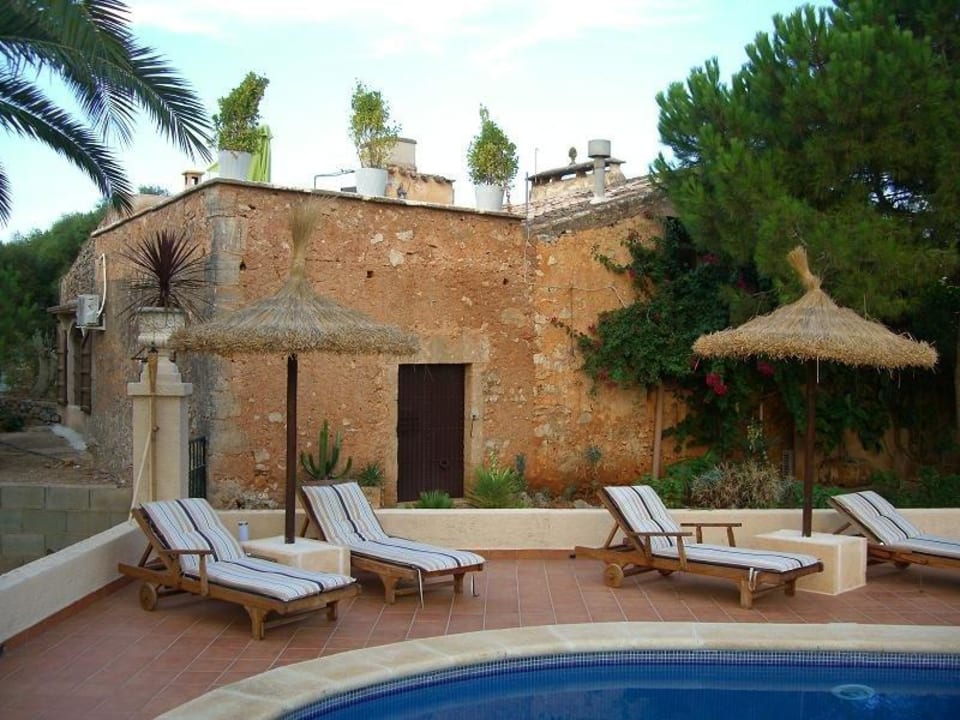 Blick vom Pool auf die Terrasse Landhotel Finca Can Rotger
