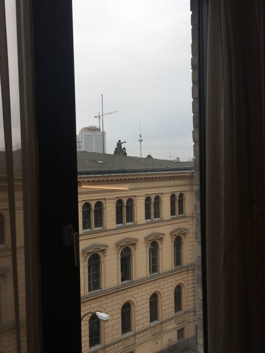 Blick auf den Fernsehturm in einiger Entfernung Hotel AMANO Grand Central