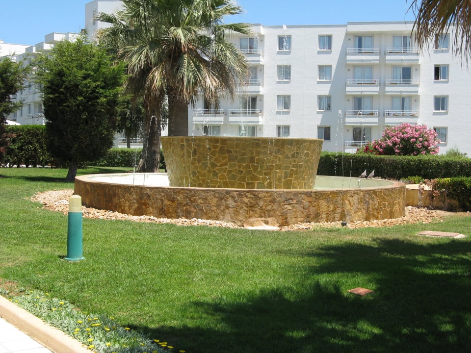 Brunnen vor dem Eingang allsun App.-Hotel Orient Beach