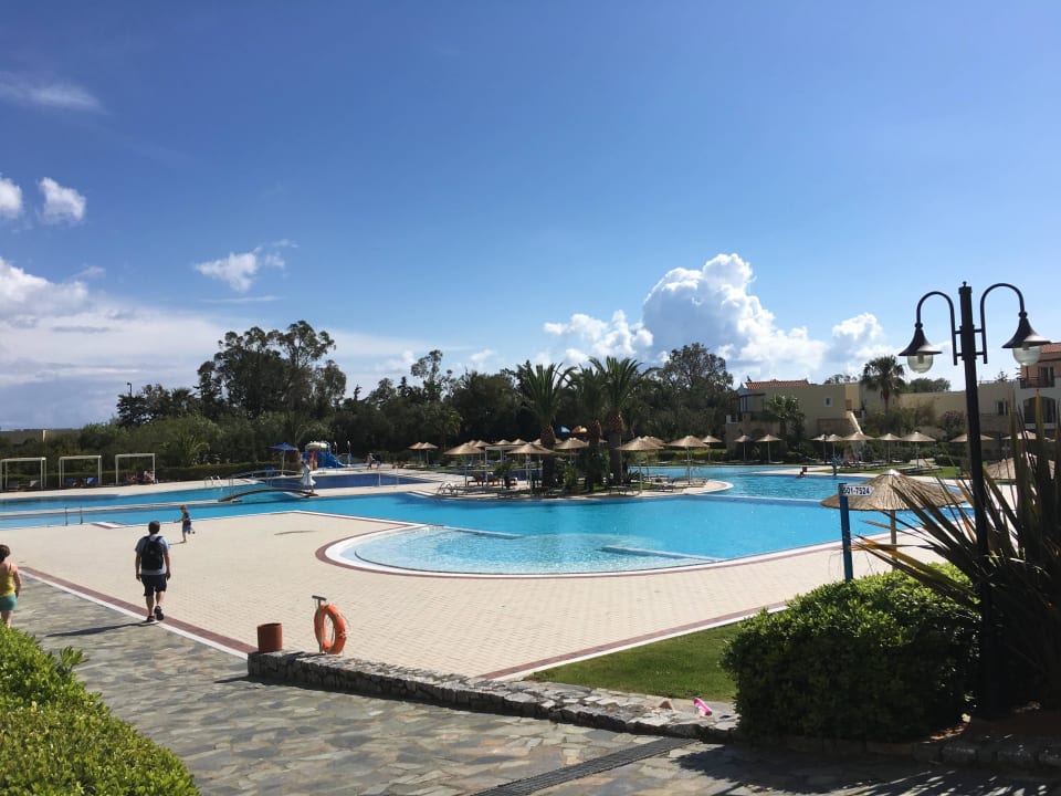Einer der Pools Pilot Beach Resort