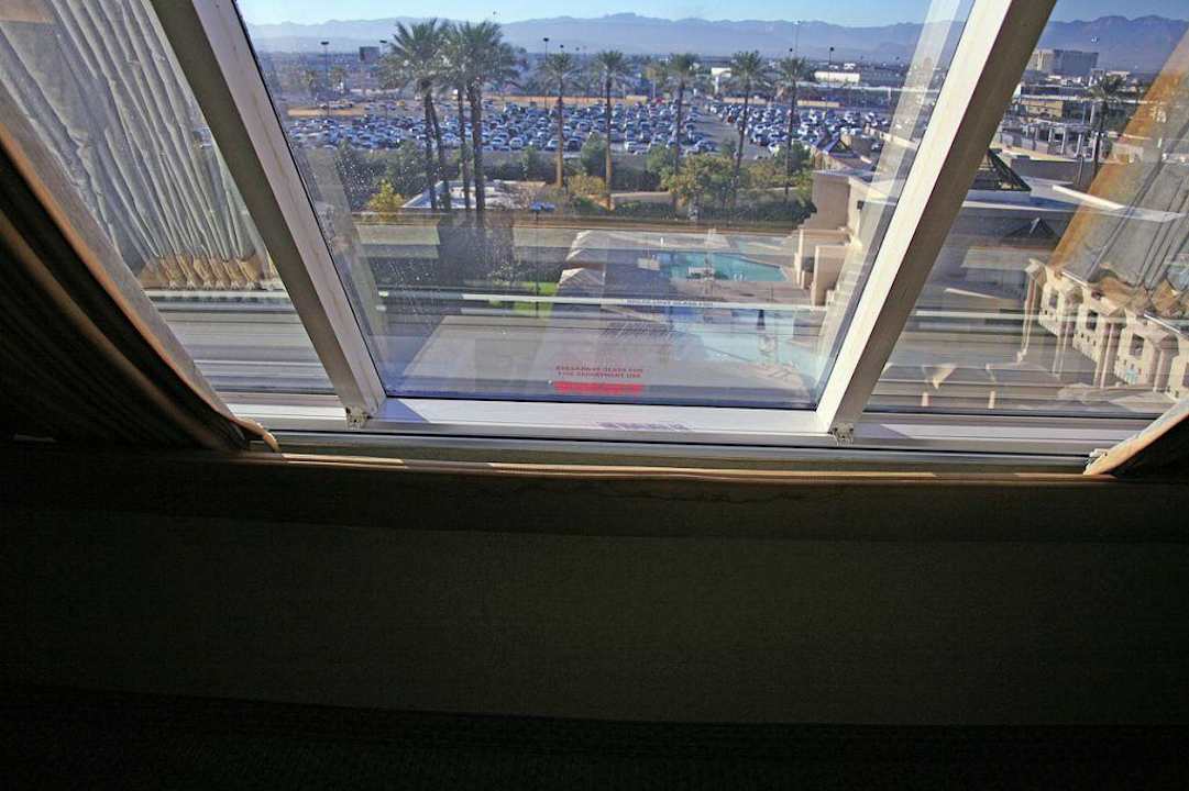 Schrägzimmerblick auf die Luxorpoolanlage Luxor Hotel & Casino
