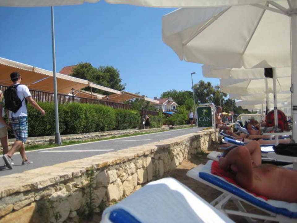 Blick von Meerliegen zur Restaurantterrasse Can Garden Beach