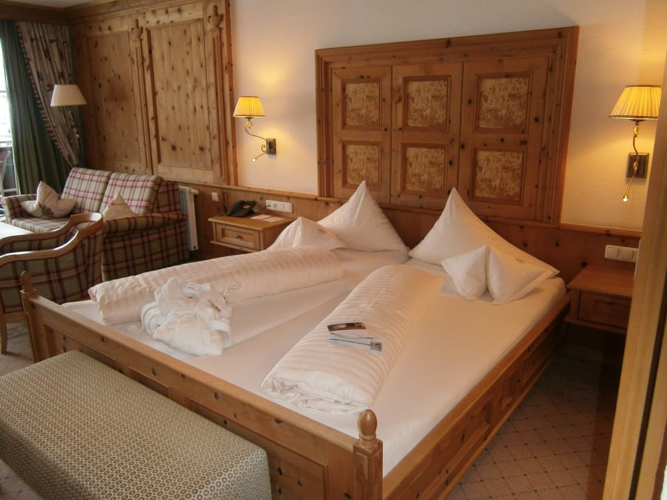 Bett mit Zirbenvertafelung Hotel Post Lermoos