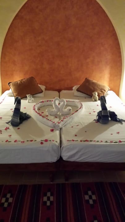 Kunst auf dem Bett Marina Lodge At Port Ghalib