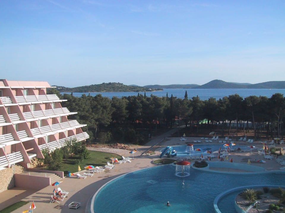Blick vom Haupthaus auf Pool und Küste Hotel Olympia
