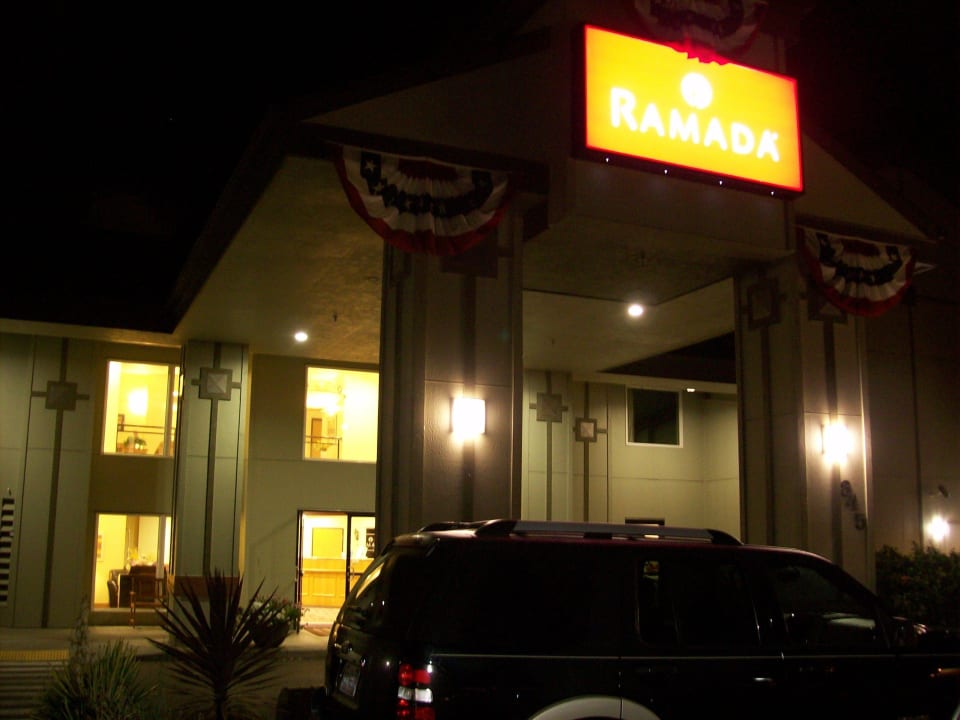 Der Hoteleingang Hotel Ramada Inn Ocean Shores WA