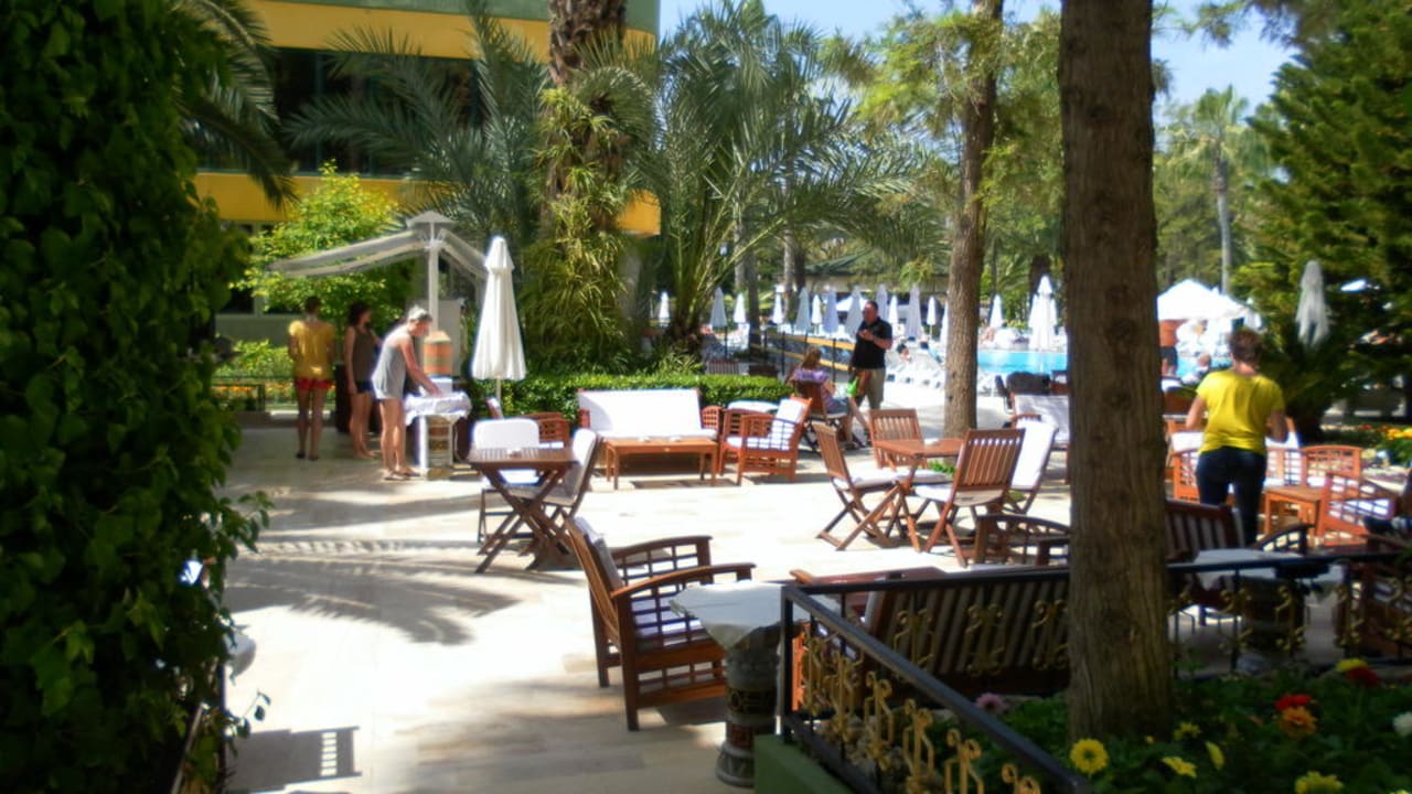Eine Bar am ersten Pool Botanik Hotel & Resort