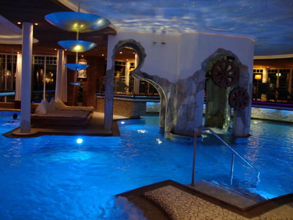 Pool by Night Alpenresort Schwarz