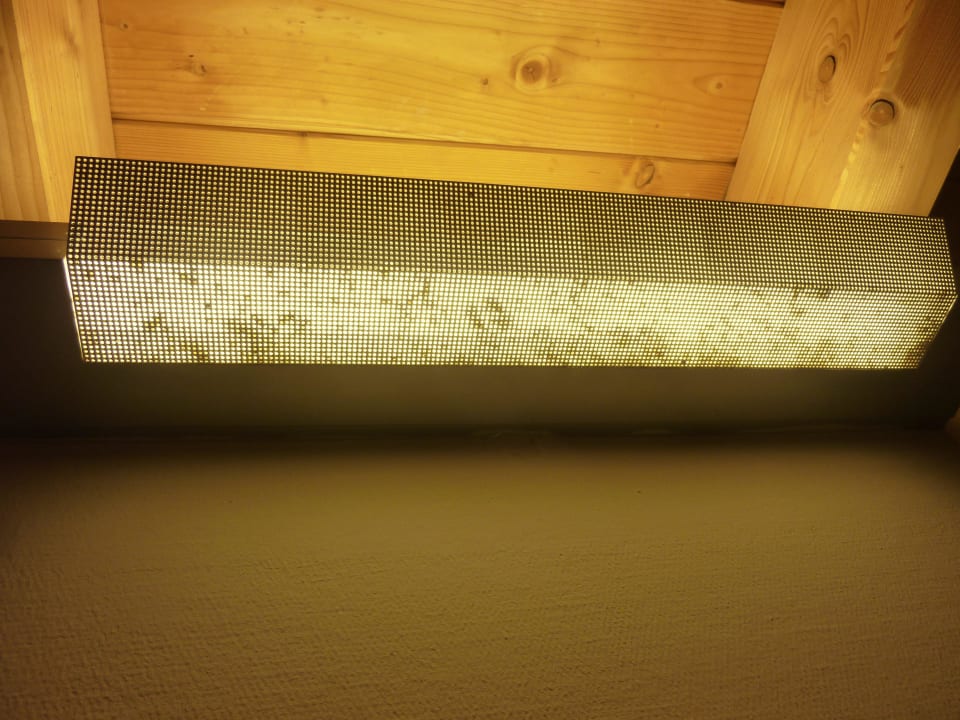 Leuchte vor dem Zimmer: Licht kann kaum durchdring Hotel Seeschau