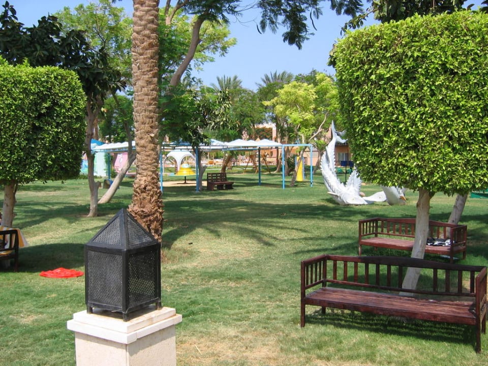 Blick durch den Garten mit Spielgeräten Beach Albatros Resort