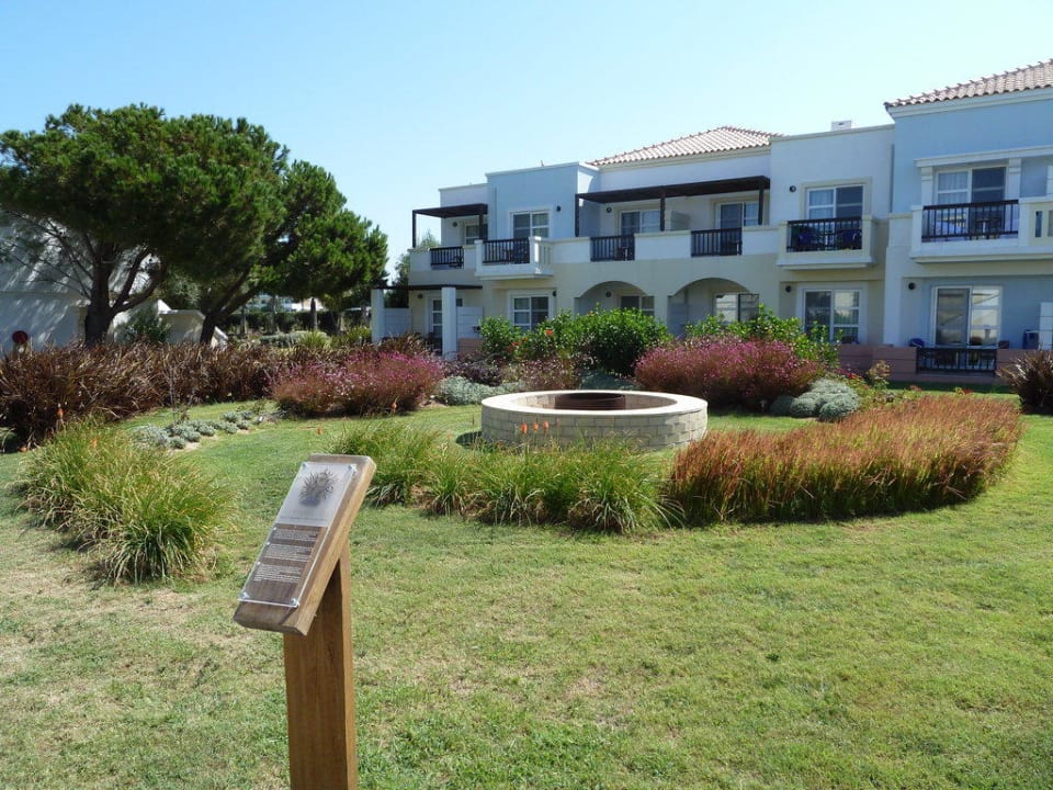Garten mit Blick auf Bungalow Neptune Luxury Resort