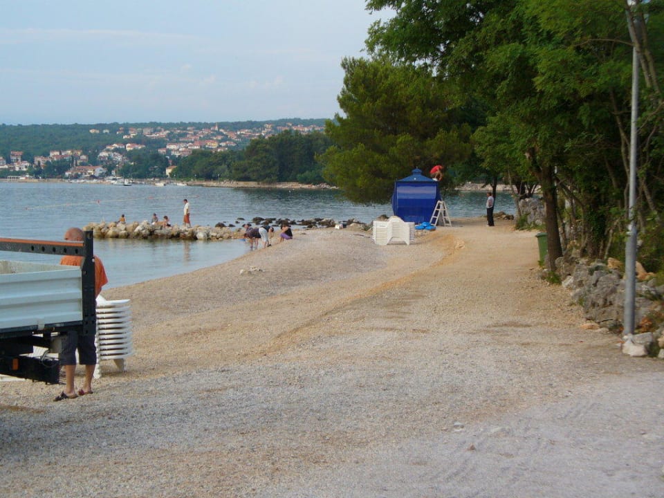 Strand und endlich angelieferte Liegen Blue Waves Resort
