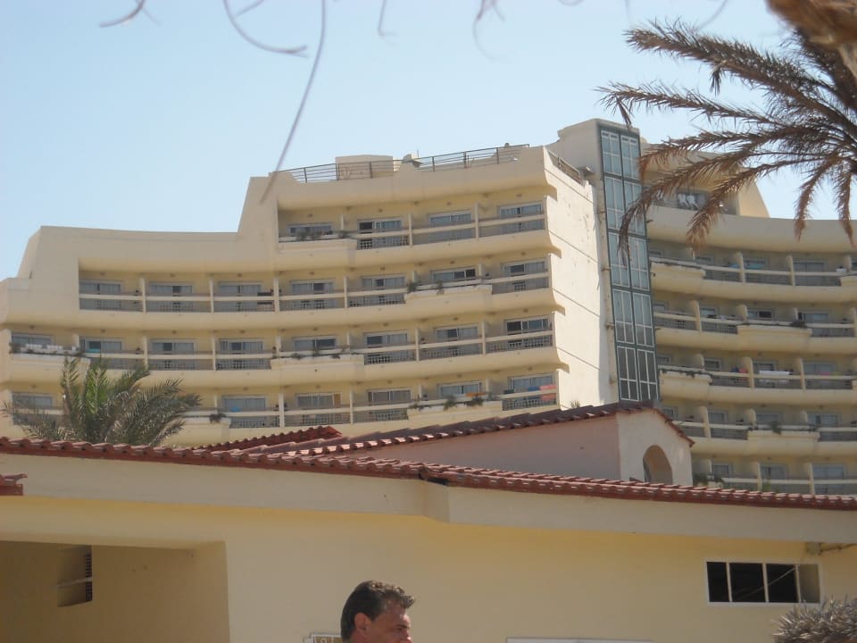 Hotel widziany z plaży Riadh Palms Resort & Spa