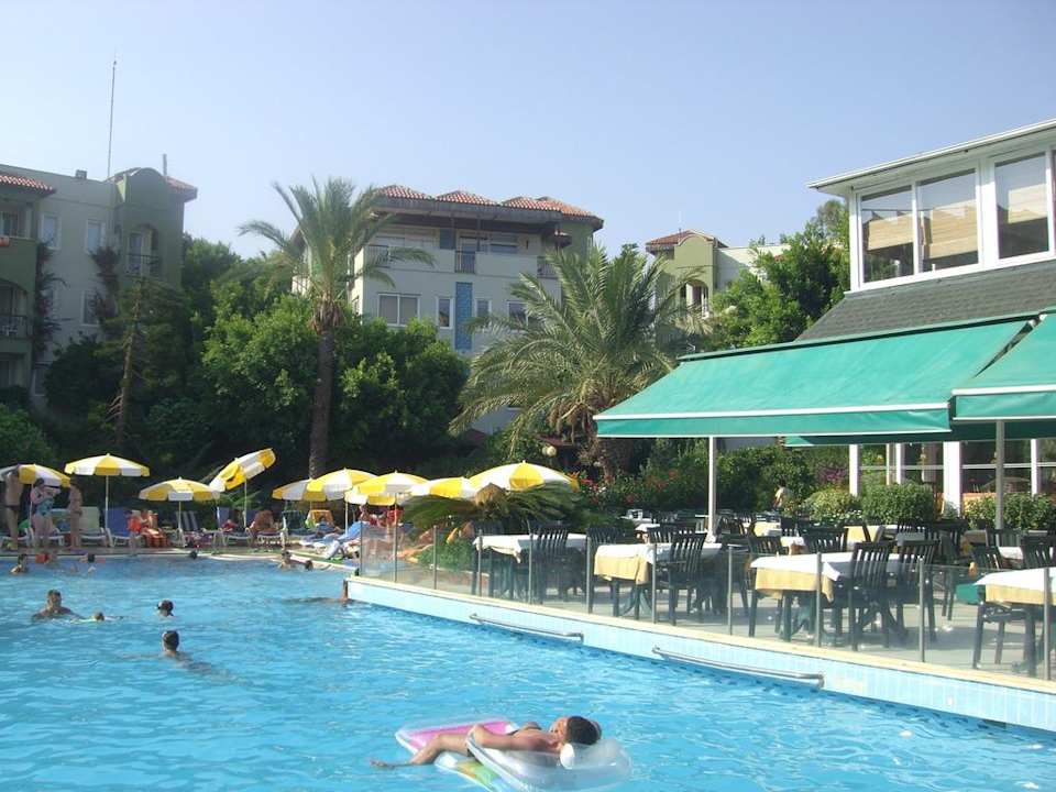 Hauptpool mit Terrasse des Restaurants Hotel Gardenia Beach
