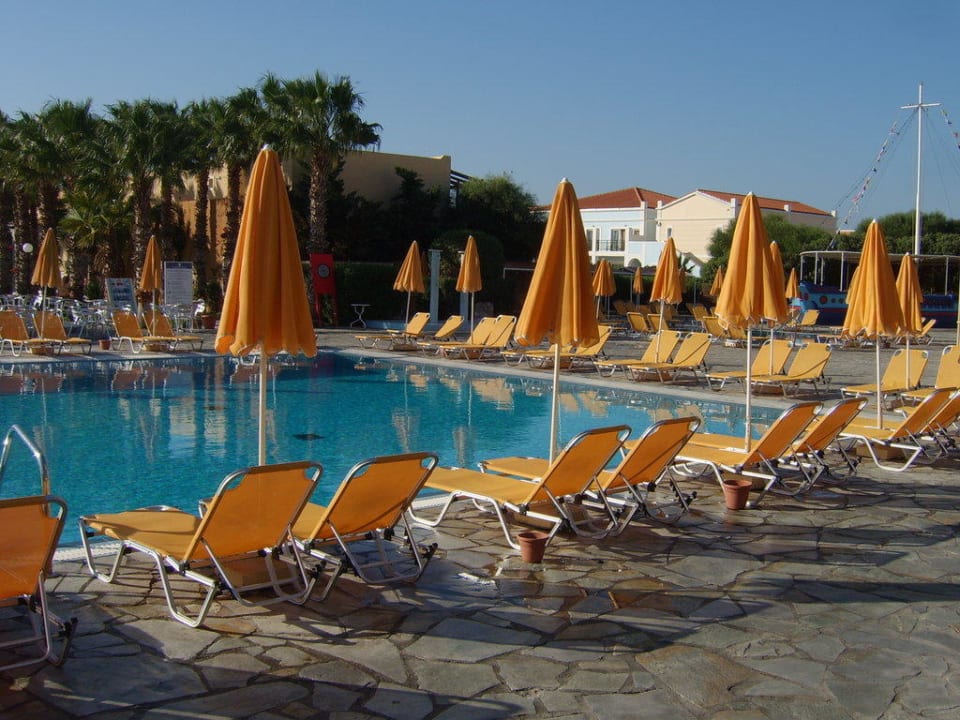 Pool und Liegen Porto Bello Beach