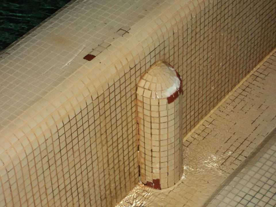 Fliesenschäden am Poolbecken DORMERO Hotel Freudenstadt