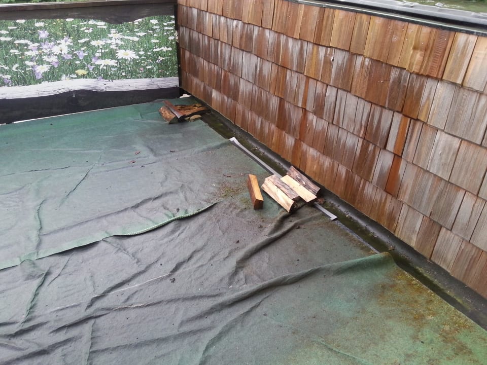 Balkon - unschön mit Vlies und Holz Hotel Seegasthof Gamsjaga