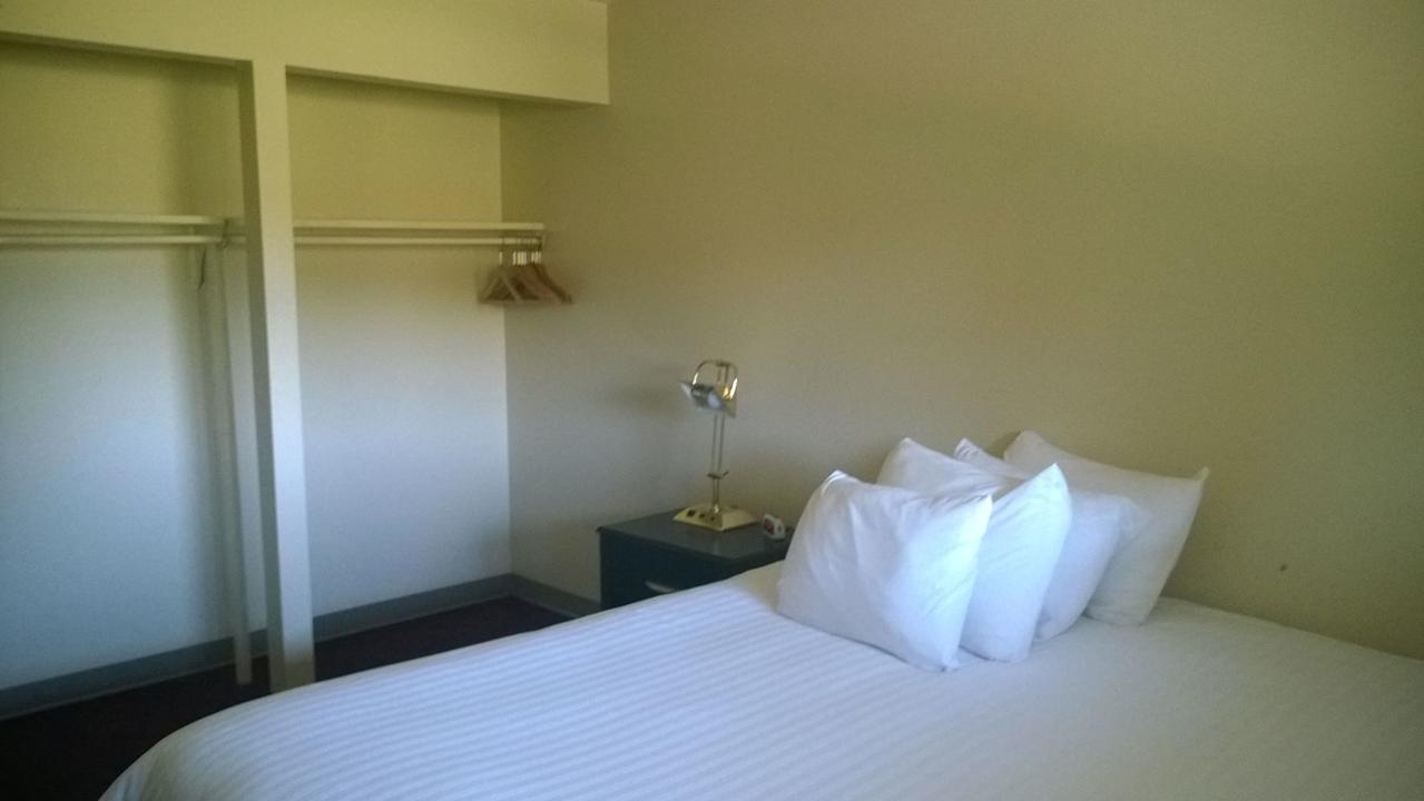 Das Schlafzimmer der "Suite" Hotel Americas Best Value Inn SeaTac Airport