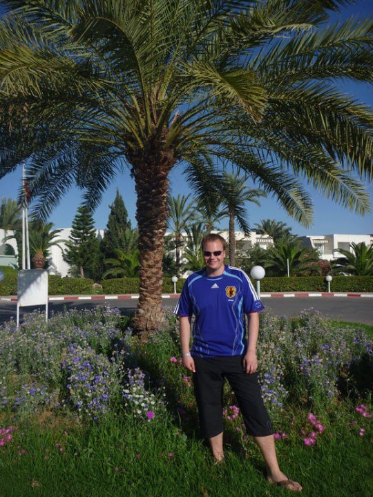 Ich vor dem Eingang und einer Palme El Mouradi Club Kantaoui