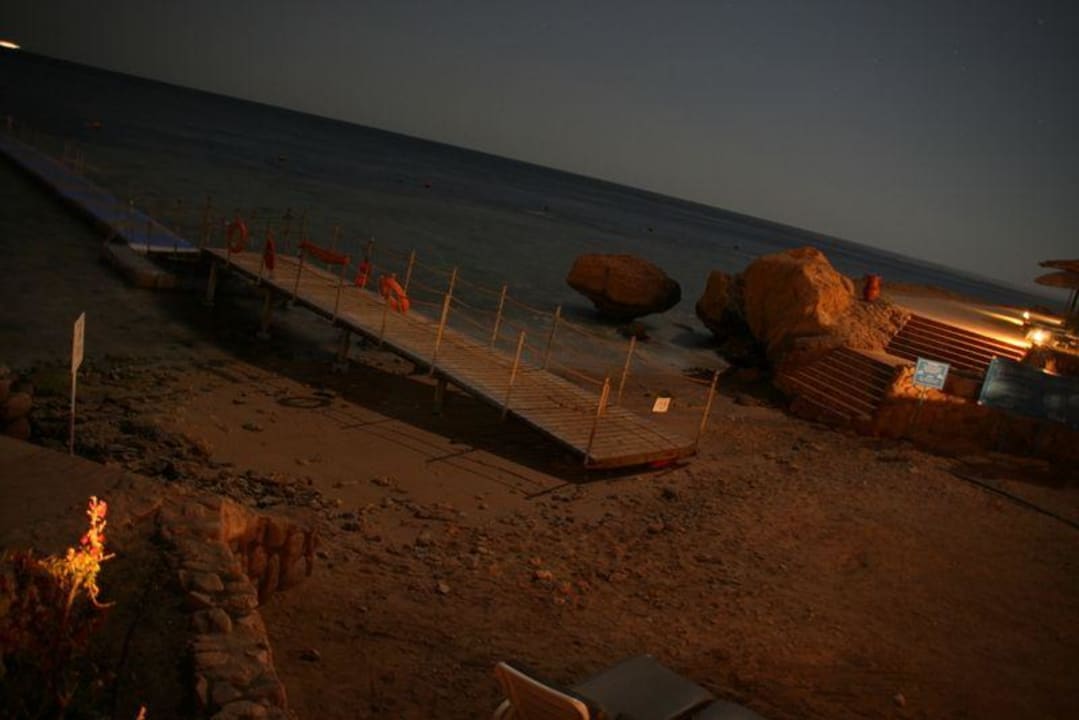 Zugang zum Wassern abends Renaissance Sharm El Sheikh Golden View Beach Resort