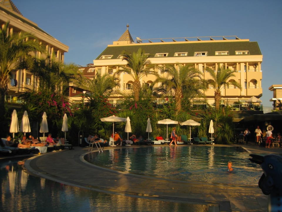 Blick vom Pool auf das Hotel Calimera Hane Garden