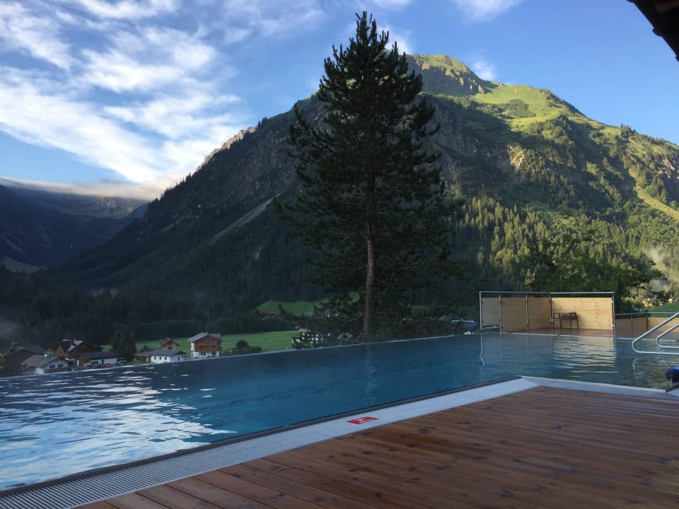Blick über den 12,5 m langen Aussenpool  Der Kleinwalsertaler Rosenhof