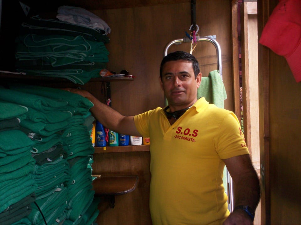 Bademeister am Pool, beim Handtücher ausgeben GF FANABE