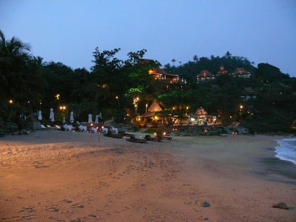 Hotwelanlage in der Abenddämmerung Santhiya Koh Phangan Resort & Spa