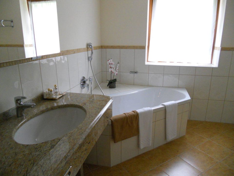 Bad mit Badewanne Hotel Alpenhof