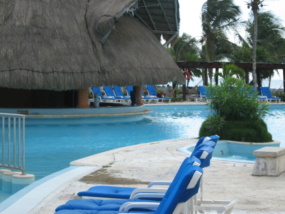 Pool und Poolbar Barceló Maya Beach