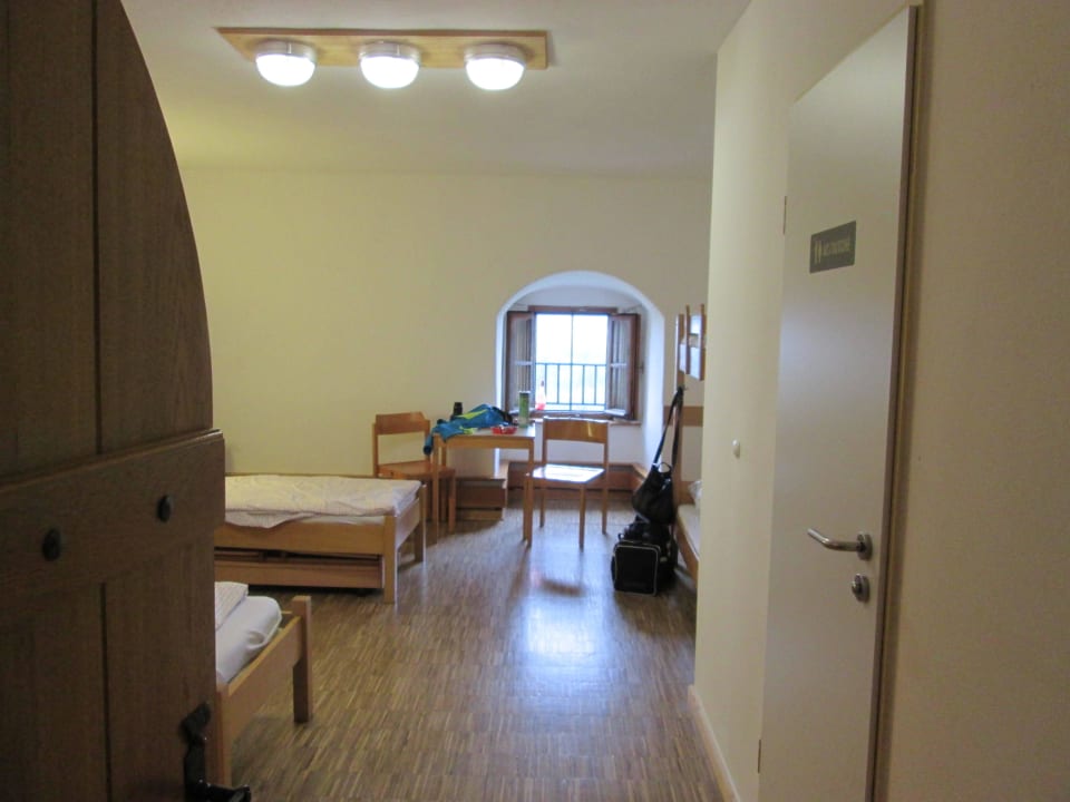 Blick ins Zimmer Jugendherberge Saldenburg