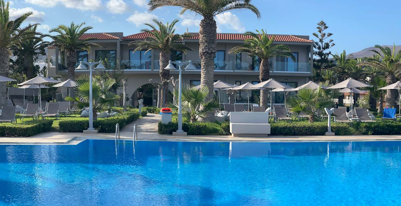 Außenansicht Hotel Marinos Beach