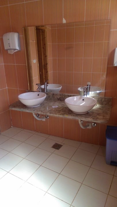 Toiletten am Strand Laguna Beach Marsa Resort