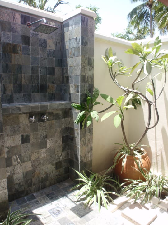 Badezimmer mit Aussen-Dusche Kurumba Maldives