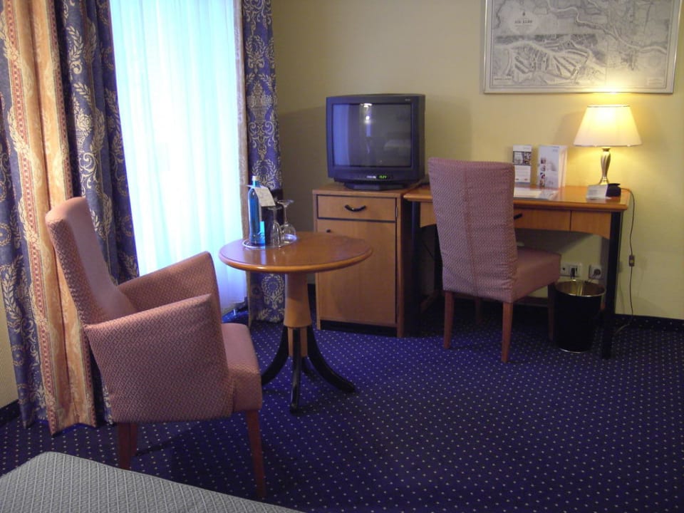 Schreibtisch mit Minibar Relexa Hotel Bellevue Hamburg