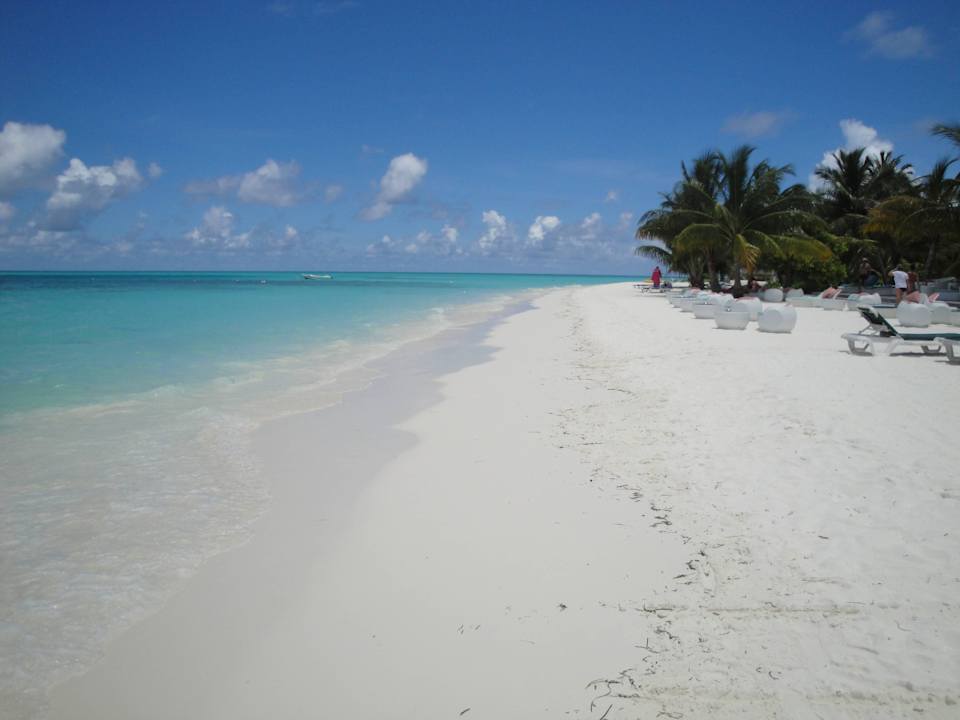Strand vor der Dhoni Bar Meeru Maldives Resort Island