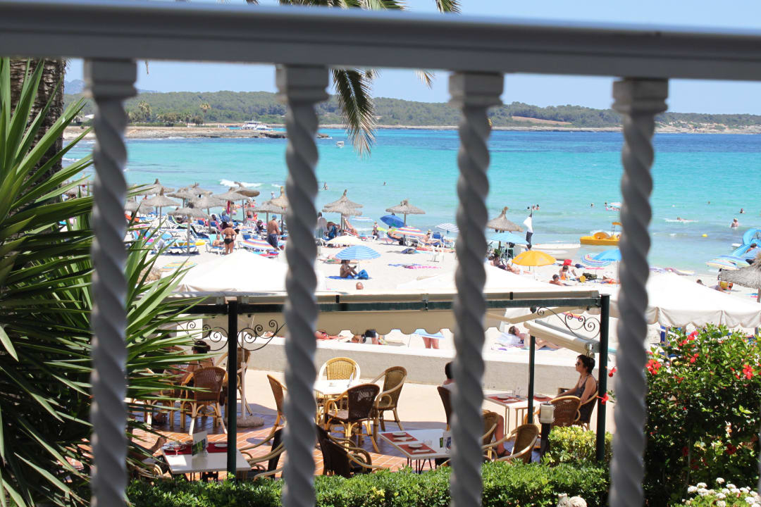 Mittaspause am Balkon Hotel Club S'Illot