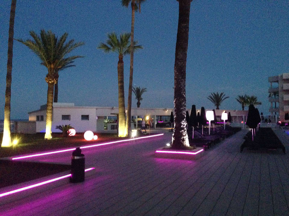 Beleuchtung der Poolanlage am Abend Hotel Garbi Ibiza & Spa