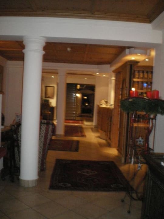 Blick zur Rezeption und den Speise Hotel Tirolerhof