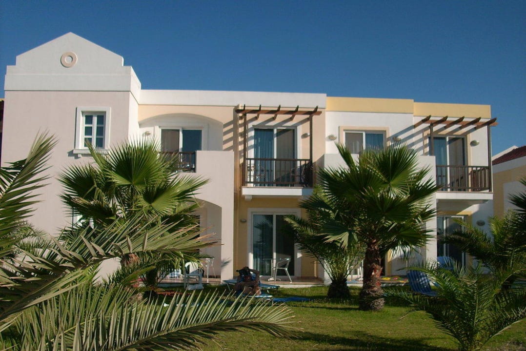 Blick vom Meer auf die Suiten Hotel Marmari Suites