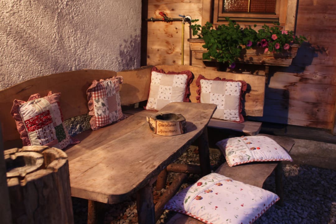 Am Hauseingang Gästeheim Auwitsch