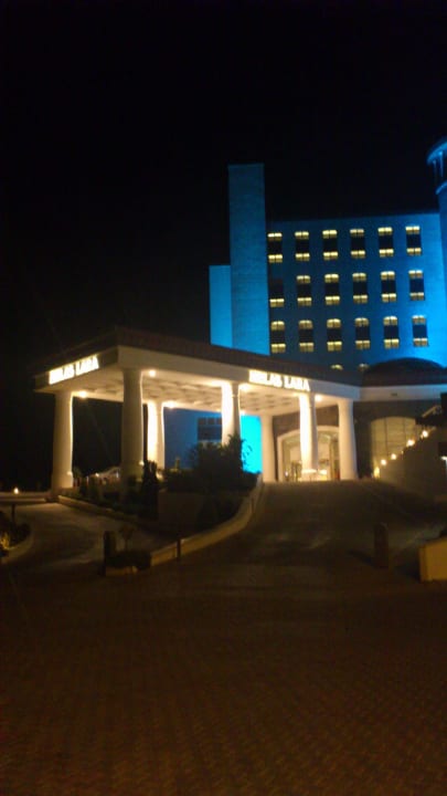 Vor dem Hotel Melas Lara Hotel