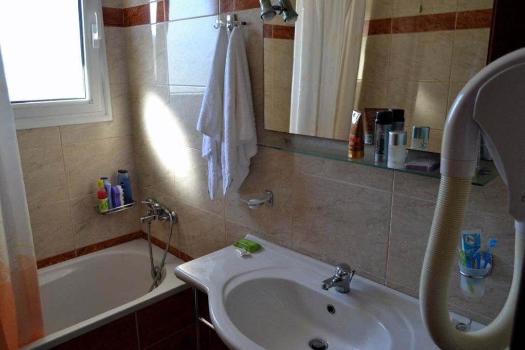 Łazienka w pokoju od strony ulicy Hotel AKTI Arilla