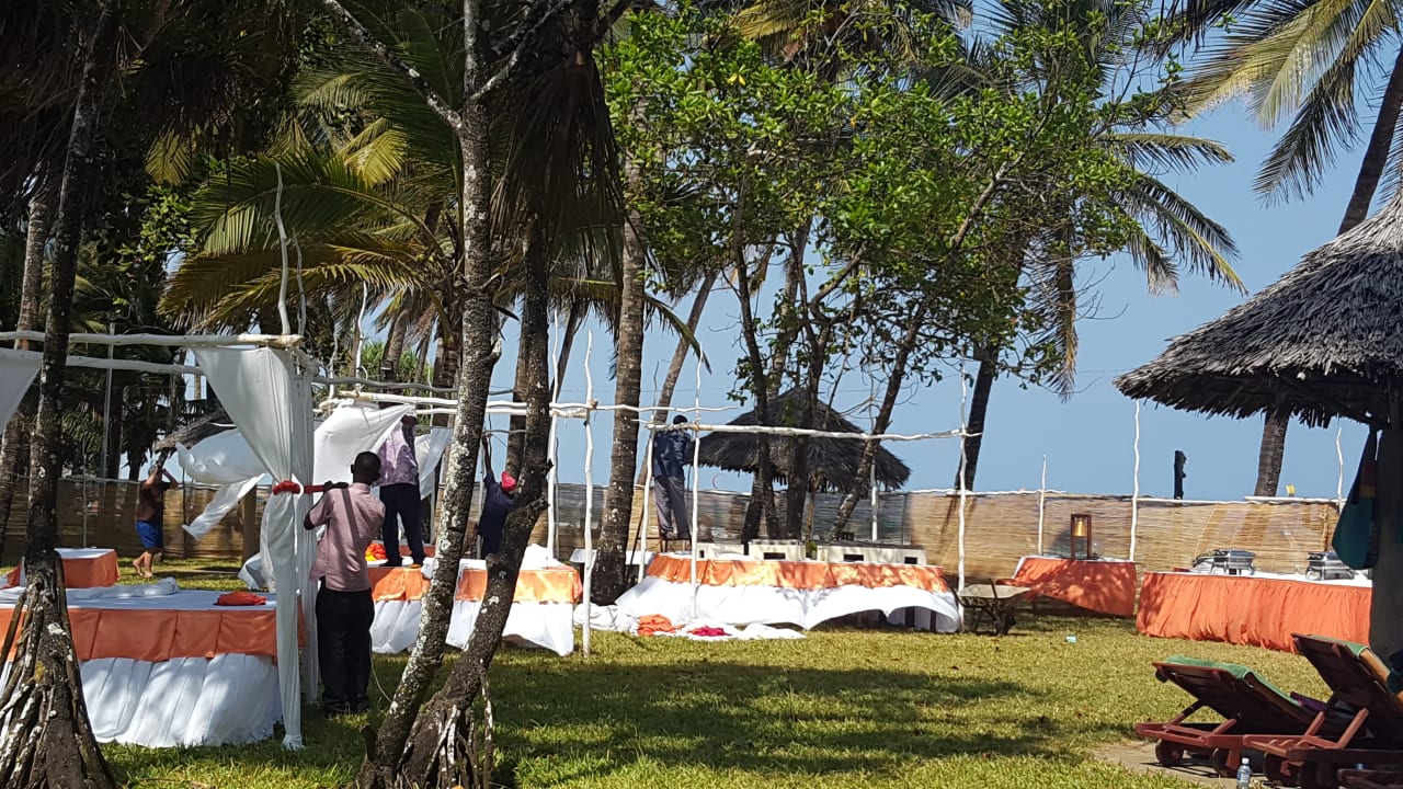 Vorbereitung zum BBQ Neptune Village Beach Resort & Spa