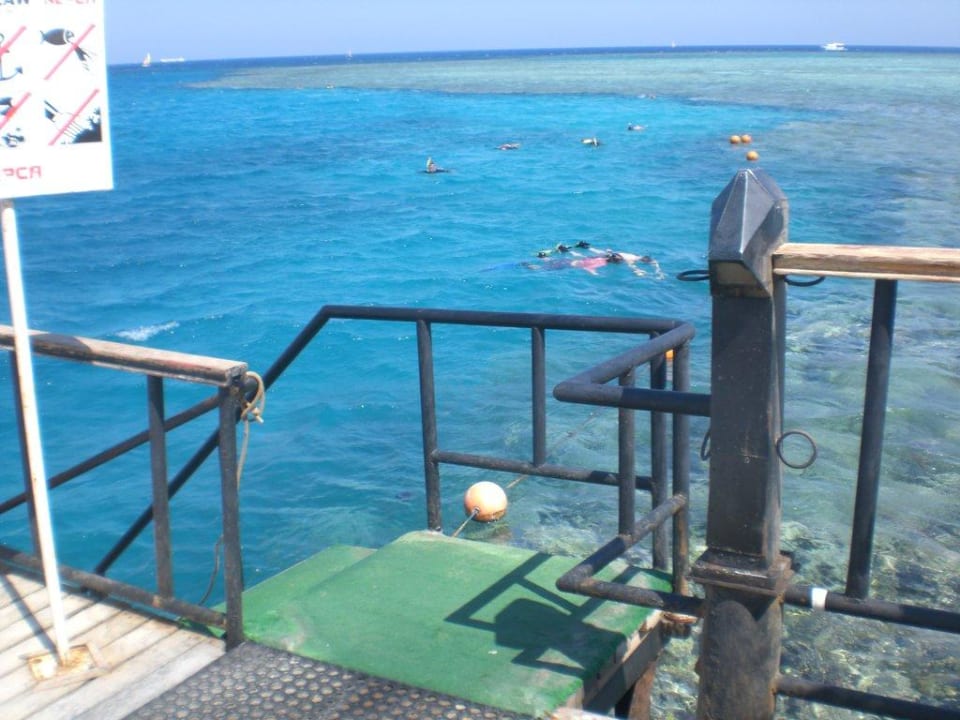 Ende des Stegs mit Blick auf das Riff Stella Beach Resort & Spa Makadi Bay