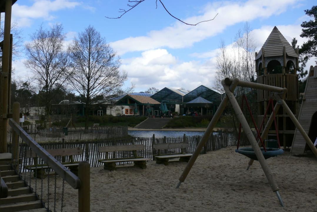 Spielplatz mit Sicht aus Zentrum Ferienpark Landal De Lommerbergen