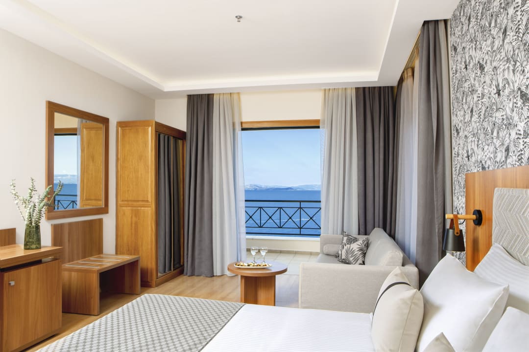 Zimmer Ramada by Wyndham Athens Attica Riviera