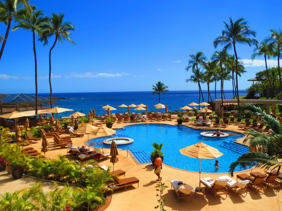 Pool Area and Bar Hotel Four Seasons Resort Lanai at Manele Bay